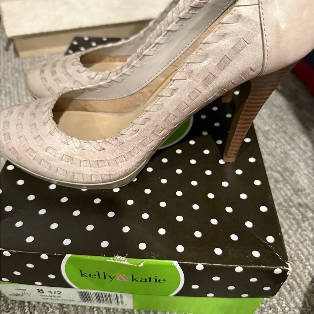 Andrew Geller Women's Beige Woven Heels - Picture 2 of 3